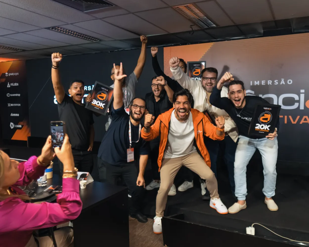 Turma comemorando no palco de uma edição anterior
