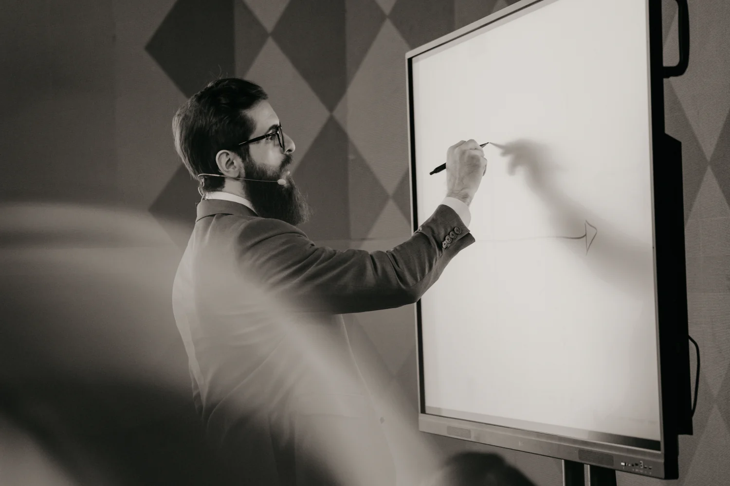 Mentor desenhando no quadro branco