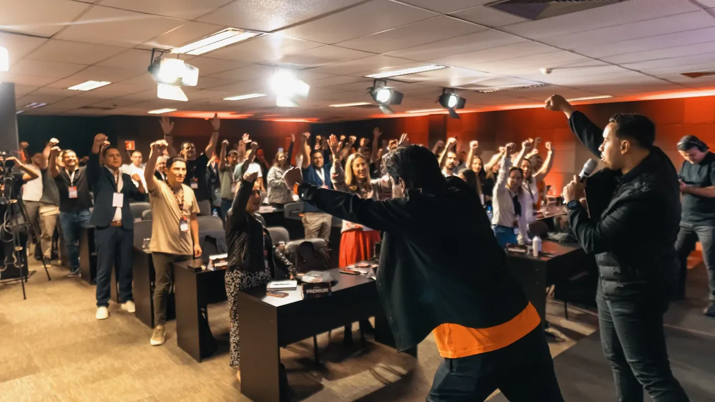 Sala cheia comemorando em uma edição anterior