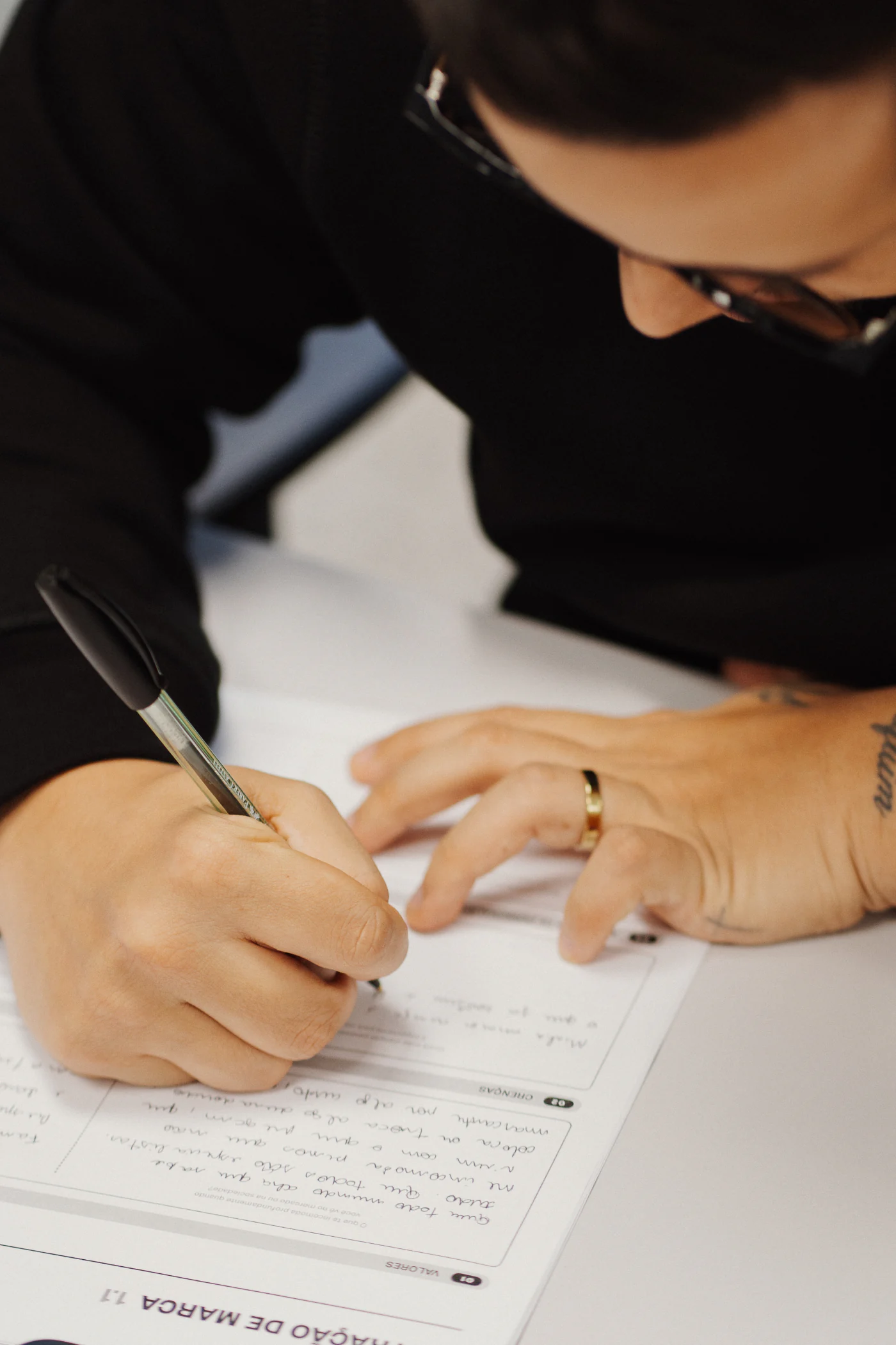 Participante preenchendo o material da imersão